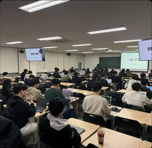 강의실에서 진행 중인 INCOM 교육